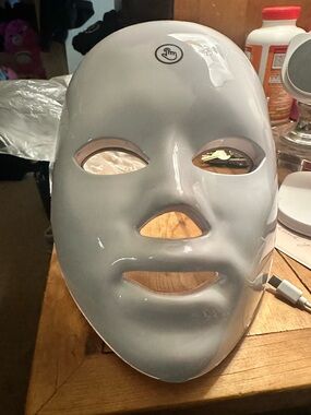 LED Light Therapy Facial Mask - White